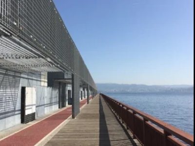 El Parlamento gallego reclama sustituir la ampliación de los atraques de Cangas por la reforma de las casetas de los marineros