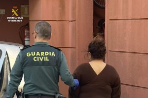 Detenida una mujer en Cangas implicada en una estafa bancaria de más de 47.000 euros tras sustraer carteras y móviles