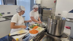 O alumnado de cociña do Obradoiro de Emprego realiza a súa primeira entrega de comida ao comedor social de Marín