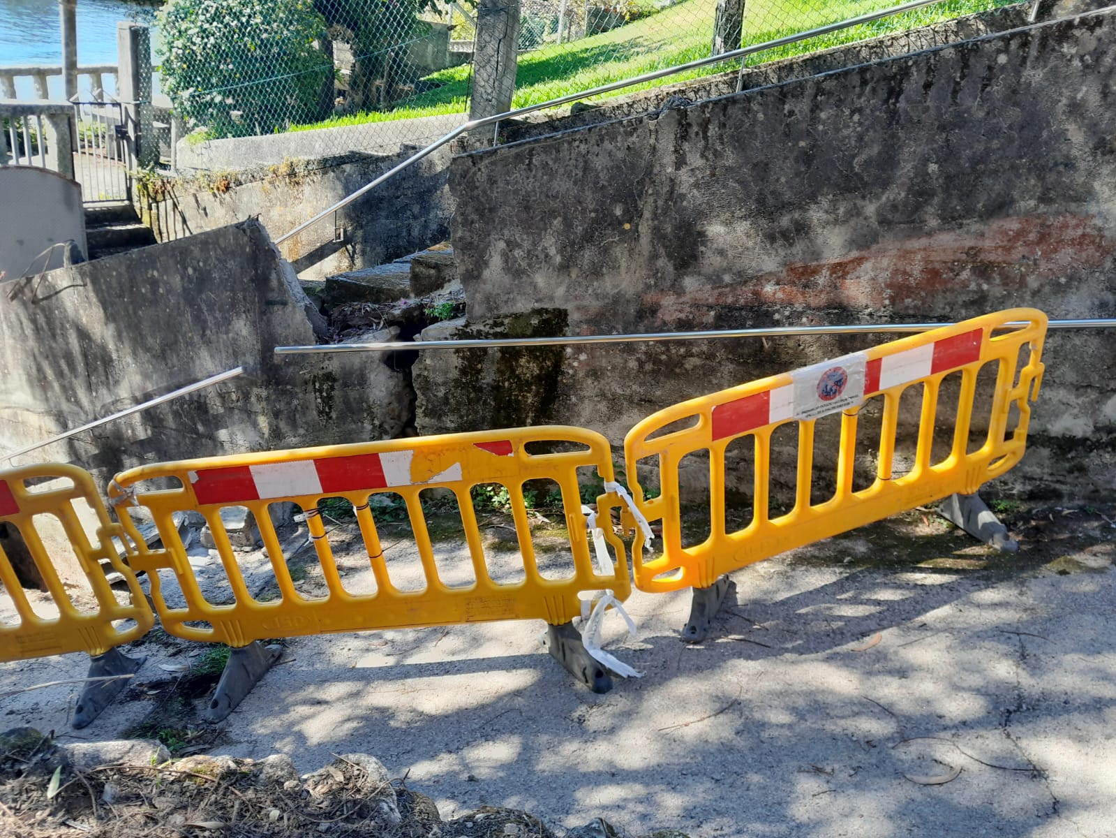 La tierra se traga las escaleras de la playa de Canabal de Tirán