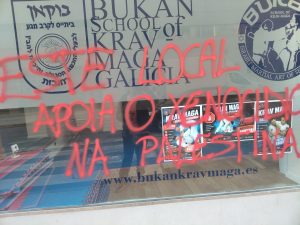 Pintadas contra una escuela de artes marciales en Cangas: «Este local apoia o xenocidio na Palestina»