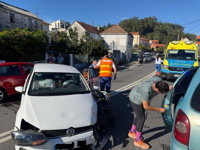 Una herida en un choque frontal entre dos vehículos en Moaña