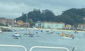 La empresa del balizamiento de Cangas empieza a retirar boyas