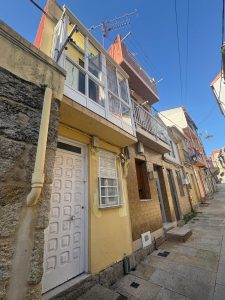 Hallan el cadáver de un hombre de 59 años en una vivienda del casco vello de Cangas