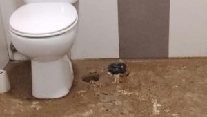 La vivienda de emergencia de Cangas, con un palmo de fecales